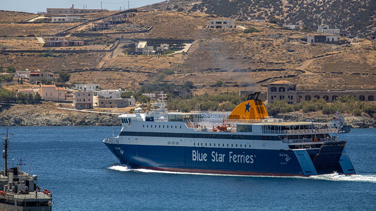 Ploio BlueStar Paros 160820