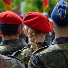 Έξι στους δέκα Γερμανούς λένε «όχι» στη στρατιωτική θητεία μέσω κλήρωσης Έξι στους δέκα Γερμανούς λένε «όχι» στη στρατιωτική θητεία μέσω κλήρωσης