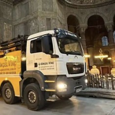 Κωνσταντινούπολη | Αντιδράσεις για τα φορτηγά μέσα στην Αγία Σοφία